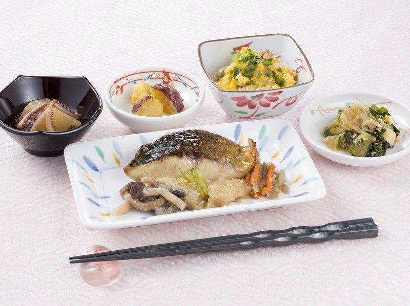 鯵(アジ)のたっぷりキノコと根菜添え