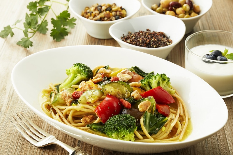 彩り野菜とケールの全粒粉スパゲッティ ペペロンチーノ