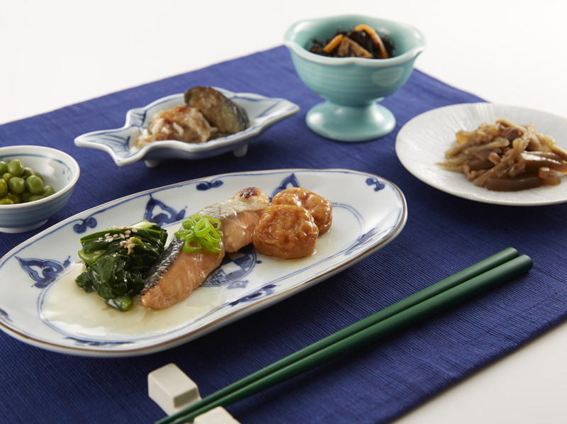 鮭(サケ)とさつま揚げの香味ソースがけ