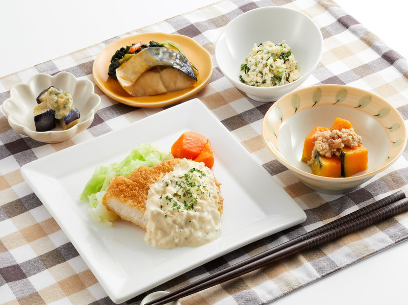 チキンカツのタルタルソースがけ